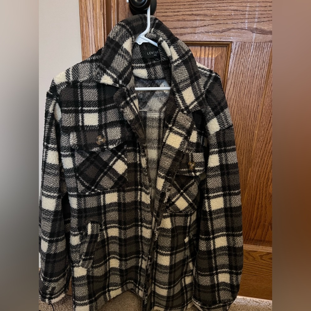 Super soft and cozy shacket, black and white, EUC, size M, love tree brand